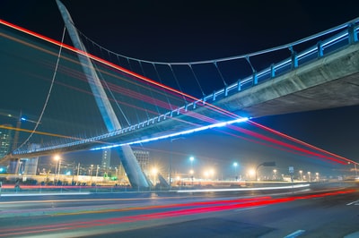 时间流逝摄影的车辆在夜间混凝土桥
